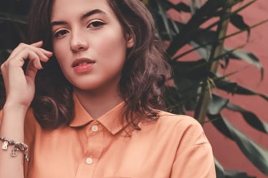 Foto de uma mulher bem vestida e maqueada