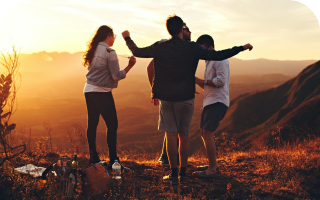 amigos felizes em uma montanha