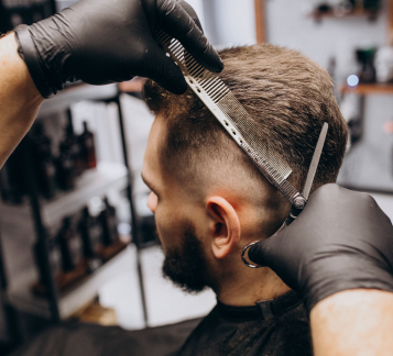 Cliente cortando cabelo em uma barbearia