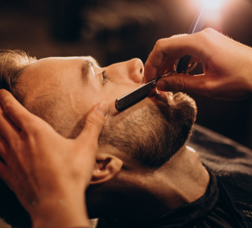 Homem bonito fazendo barba na barbearia